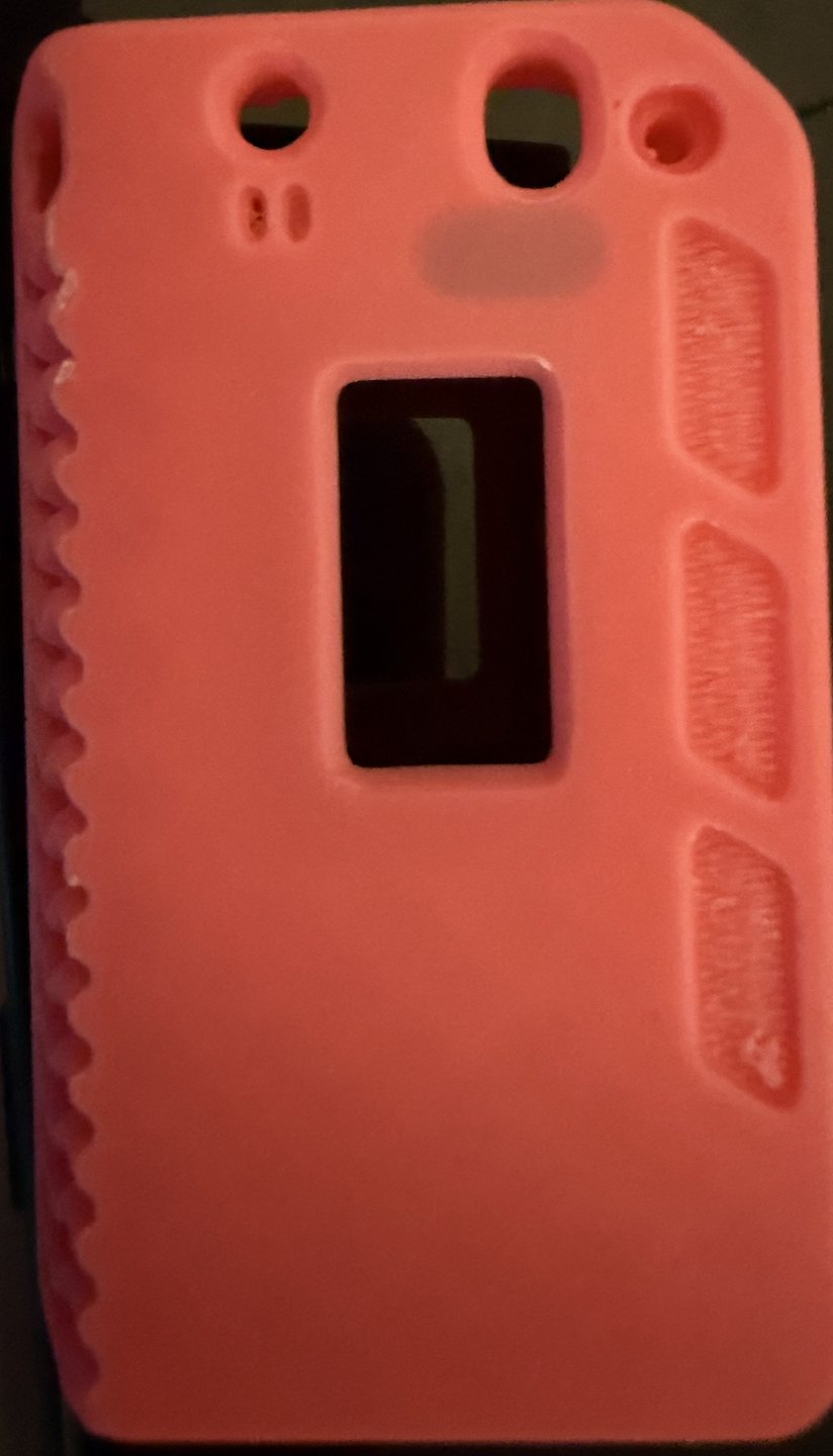 3D-gedrucktes Gehäuse des Münsterpagers in Rosa: Löcher oben, OLED-Fenster in der Mitte, drei schräge Tasten rechts, geriffelte linke Kante